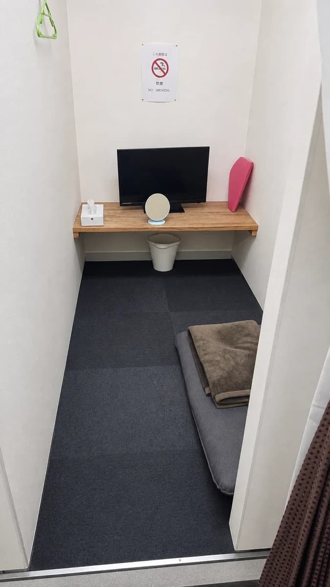 待機部屋は一人ずつの個室。テレビ・鏡・ブランケットつき