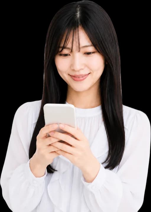 スマートフォンを見るスタッフ