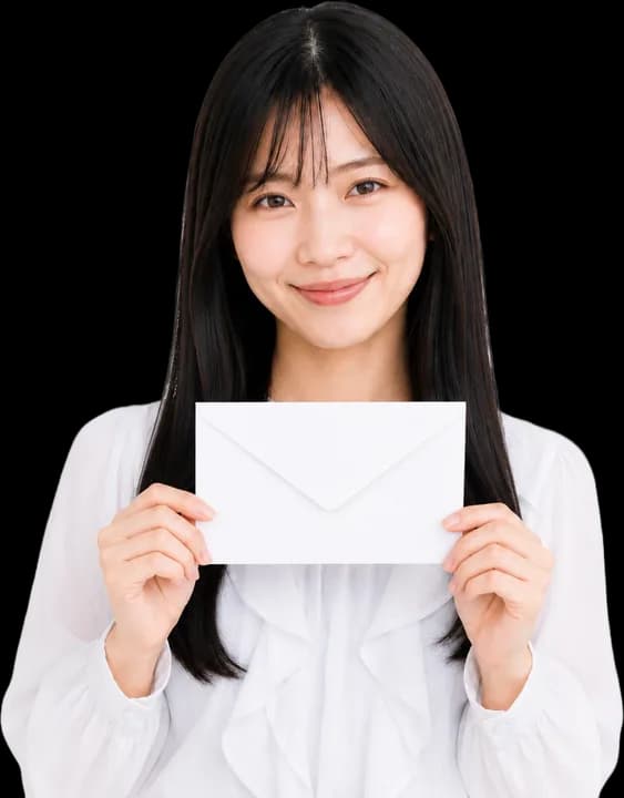 給与明細の封筒を持つスタッフ